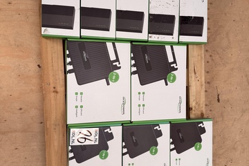 Afbeelding van Partij Hyxipower micro-omvormers (1-in-1 / 2-in-1) en Data Management Units, origineel verpakt