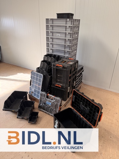 Partij van ± 40 gereedschapskoffers, sorteerkoffers en stapelbakken. Ideaal voor organisatie van materiaal en gereedschap.
