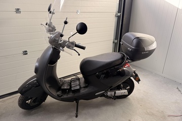 Afbeelding van Elektrische scooter matzwart – accu defect – ±300 km gereden