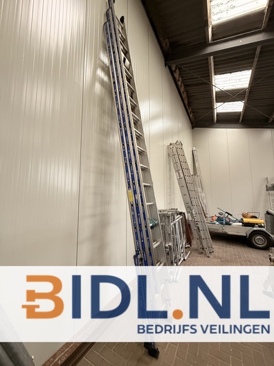Professionele aluminium schuifladder met 14 meter werkhoogte, 16 sporten per deel, NEN 2484 gecertificeerd.