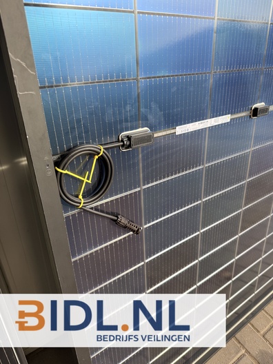 Nieuw JA Solar zonnepaneel 440 Wp. Monokristallijn half-cut met MC4-aansluitingen. Hoog rendement en lange levensduur.