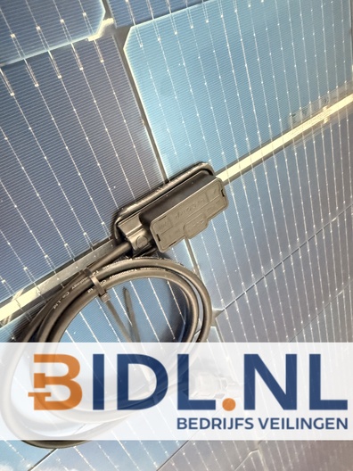 Nieuw monokristallijn zonnepaneel van circa 440 Wp. Half-cut cellen, zwart frame, hoog rendement en direct klaar voor installatie.