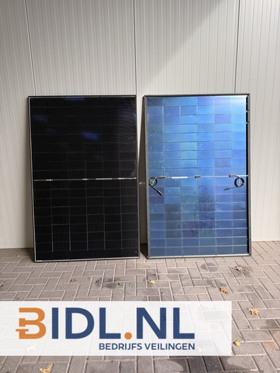 Nieuw JA Solar zonnepaneel 440 Wp. Monokristallijn half-cut met MC4-aansluitingen. Hoog rendement en lange levensduur.