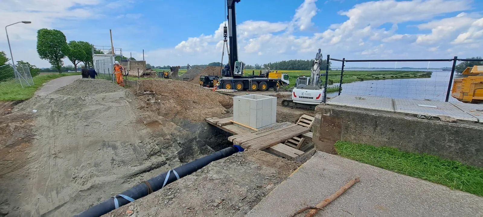 Doorgang dijk bij gemaal Tonnekreek