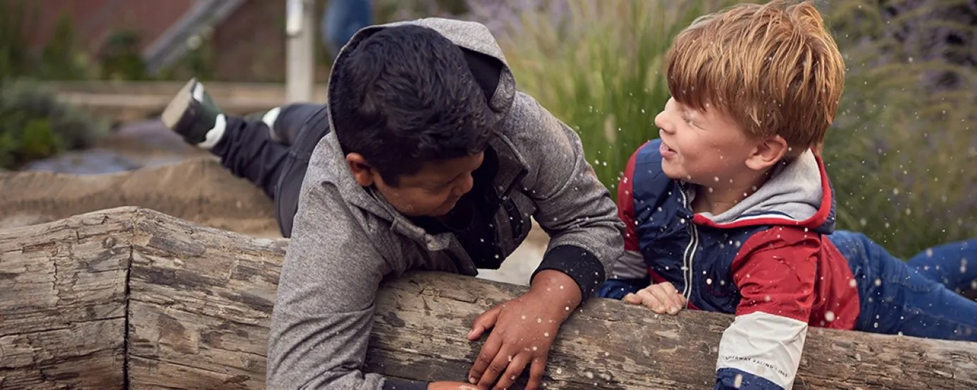 Groenblauwe schoolpleinen