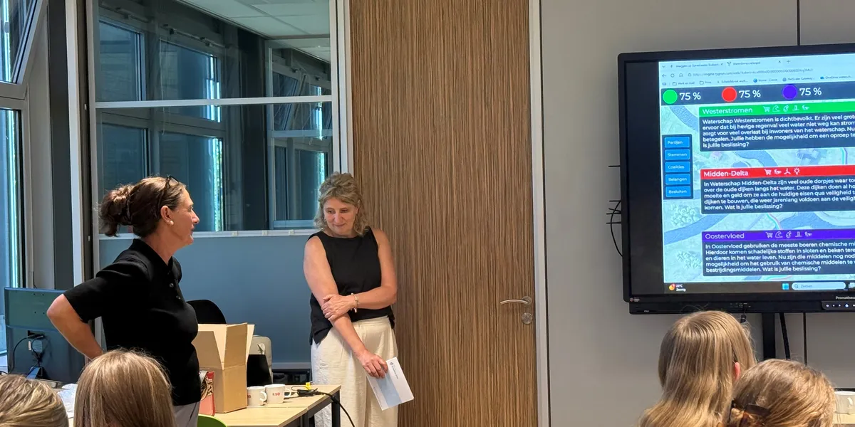 Bestuurder Karin van den Berg in de klas