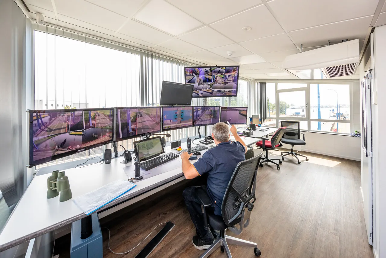 Sluiswachter op sluis Dintelsas