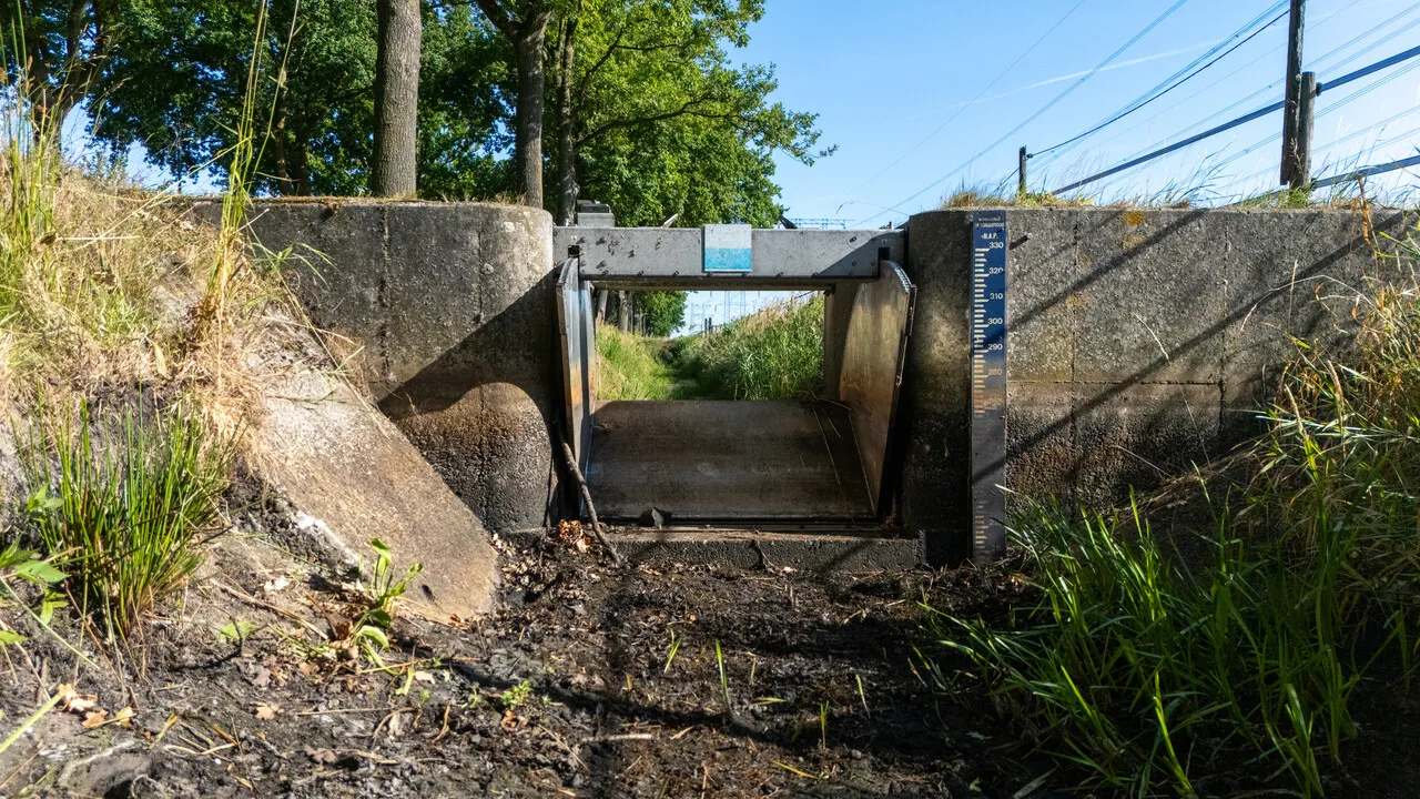 Stuw in drooggevallen sloot