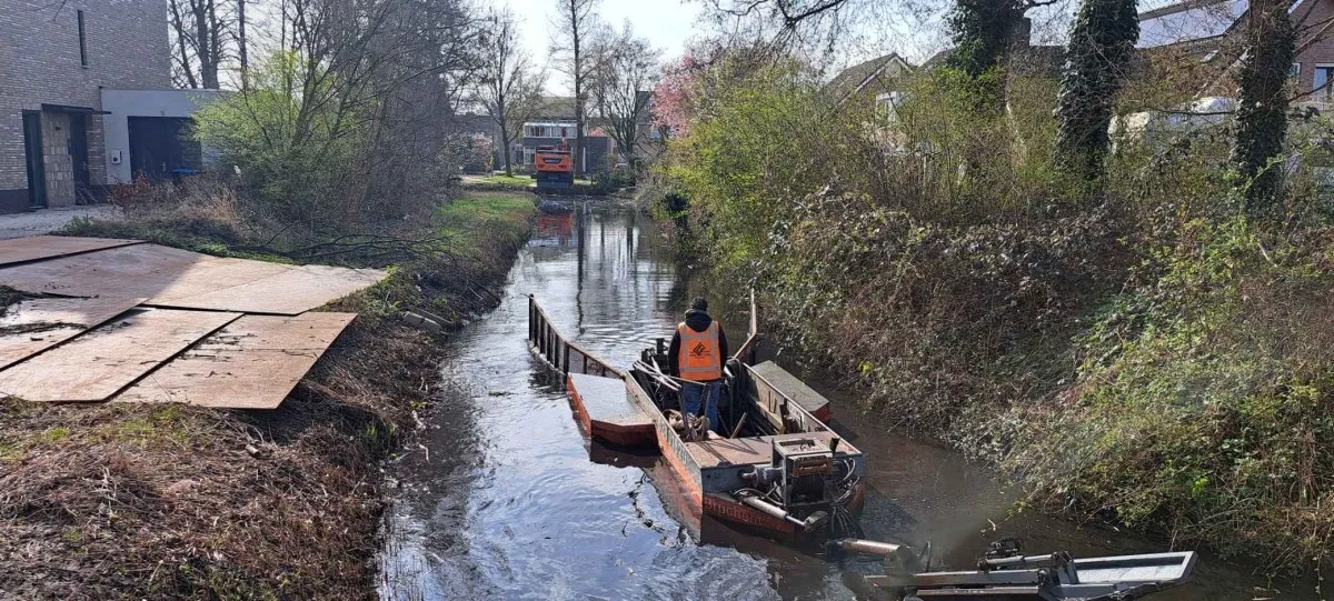Baggeren met een schuifboot