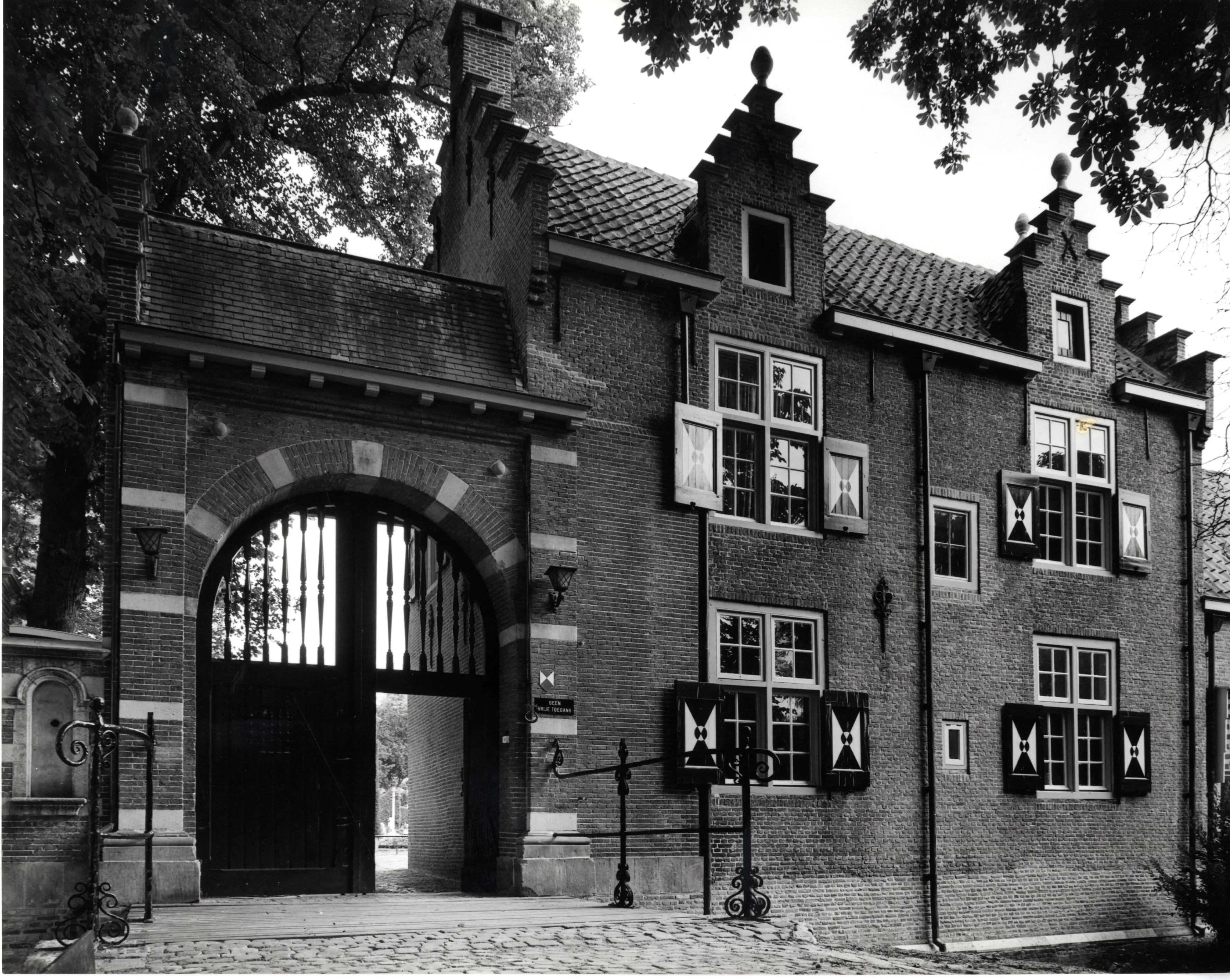 Poortgebouw - vanaf Bouvignelaan - 1976-80