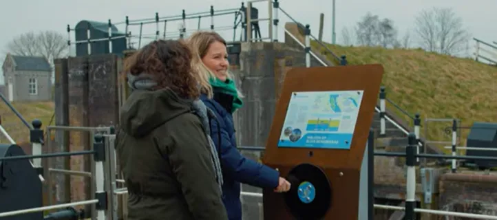 Luisterzuil bij Sluis Benedensas onthuld ter ere van 200 jarig bestaan