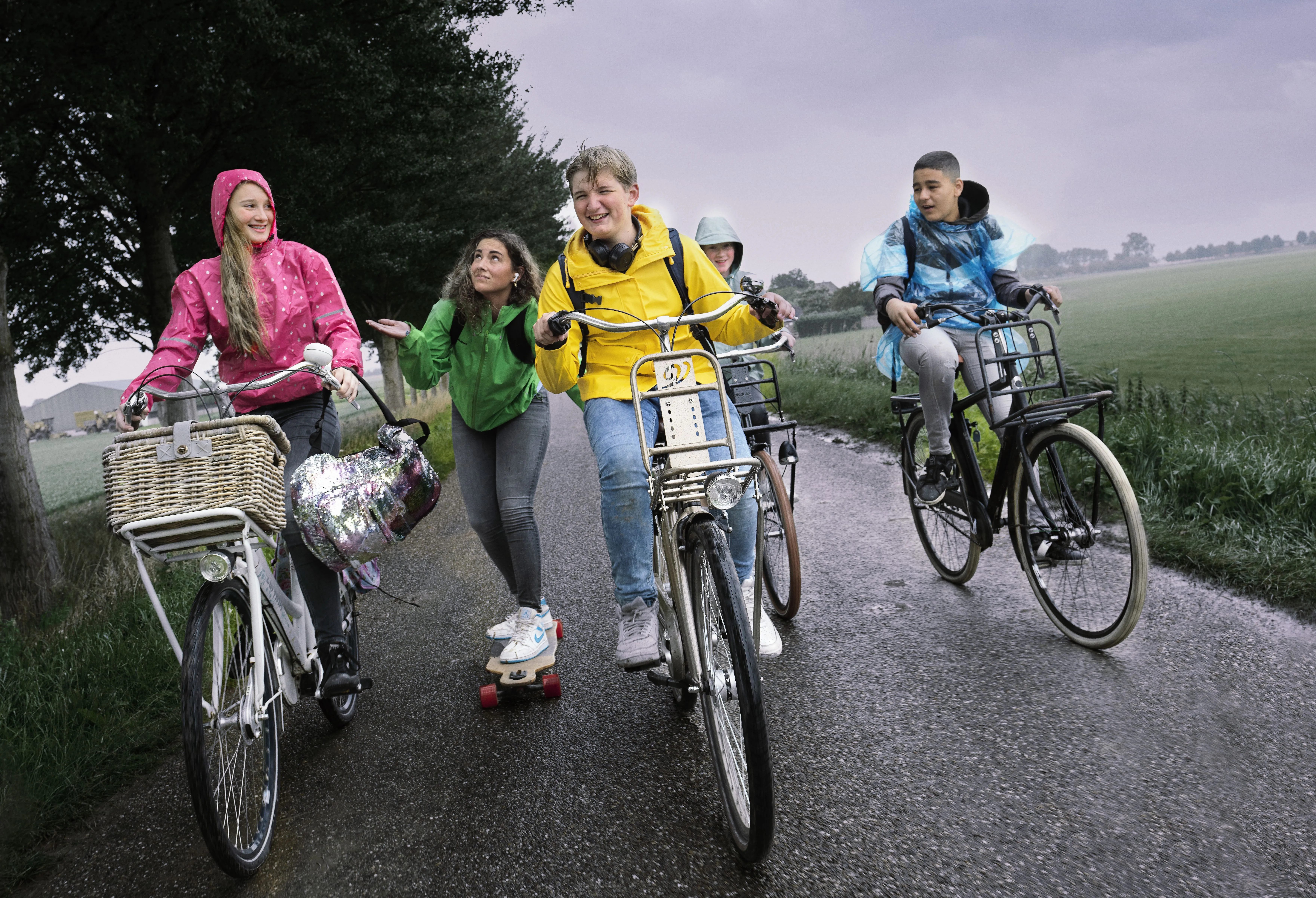 Kinderen die fietsen
