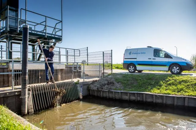 Peilbeheerder aan het werk