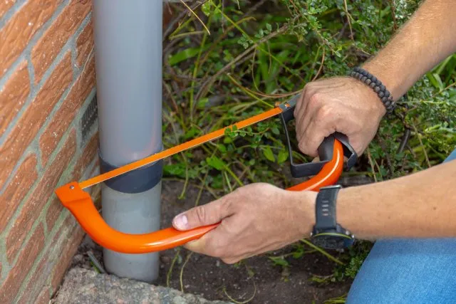 Stap 1 - Zaag je regenpijp laag bij de grond af