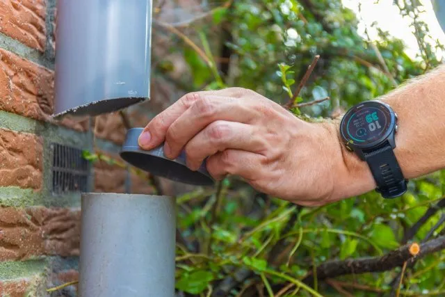 Stap 2 - Plaats een deksel op het onderste deel van je regenpijp