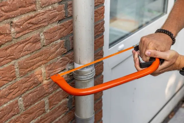 Stap 4 - Zaag de regenpijp