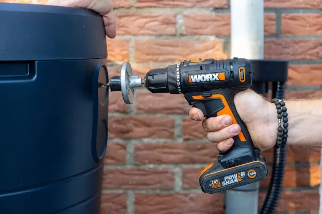 Stap 6 - Boor een gat in de regenton