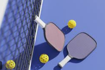 Afbeelding van Pickleball banen in de tennishal. Pickleballen met 16 personen op een zondag van 12.00 tot 13.30 uur. Wie daag jij allemaal uit?