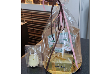 Afbeelding van Theepakketje met luxe bonbons en nog wat lekkers