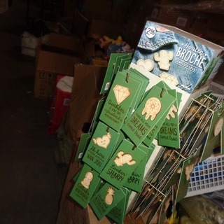 Afbeelding van 144x Houten Broches op cadeaukaart incl presentatiemolen