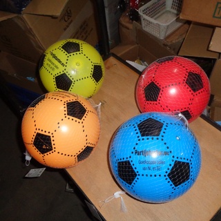 Afbeelding van 200x Voetballen 21-23cm 4 kleuren