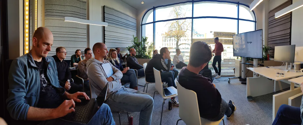 Publiek tijdens de presentatie van Douwe van der Meij