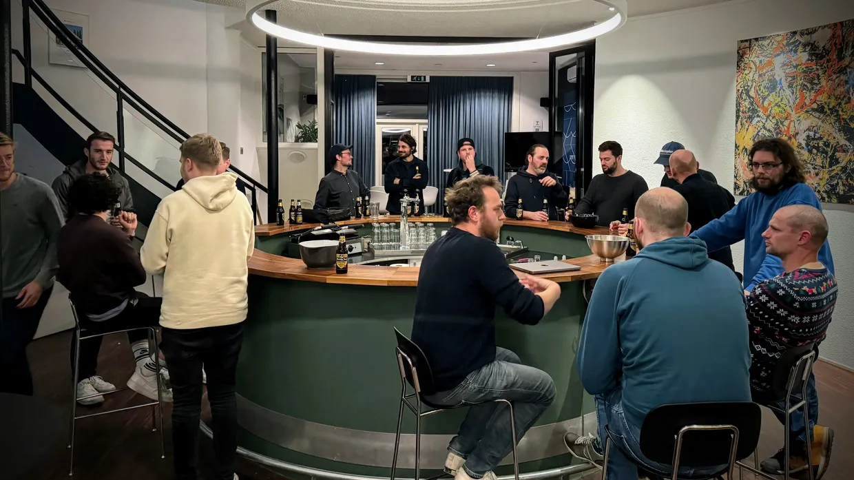 Bezoekers praten na.