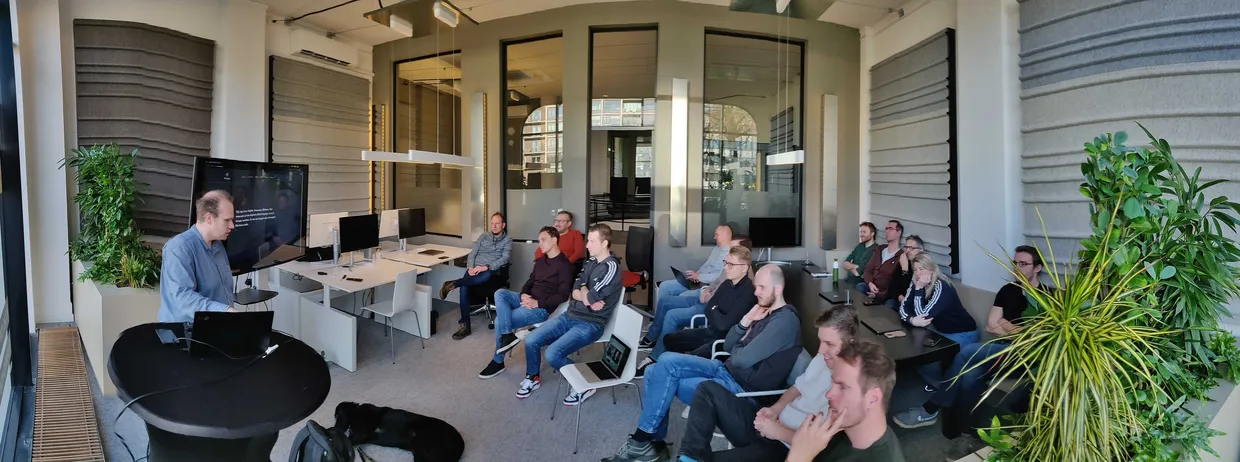 Publiek tijdens de presentatie van Bram Duvigneau