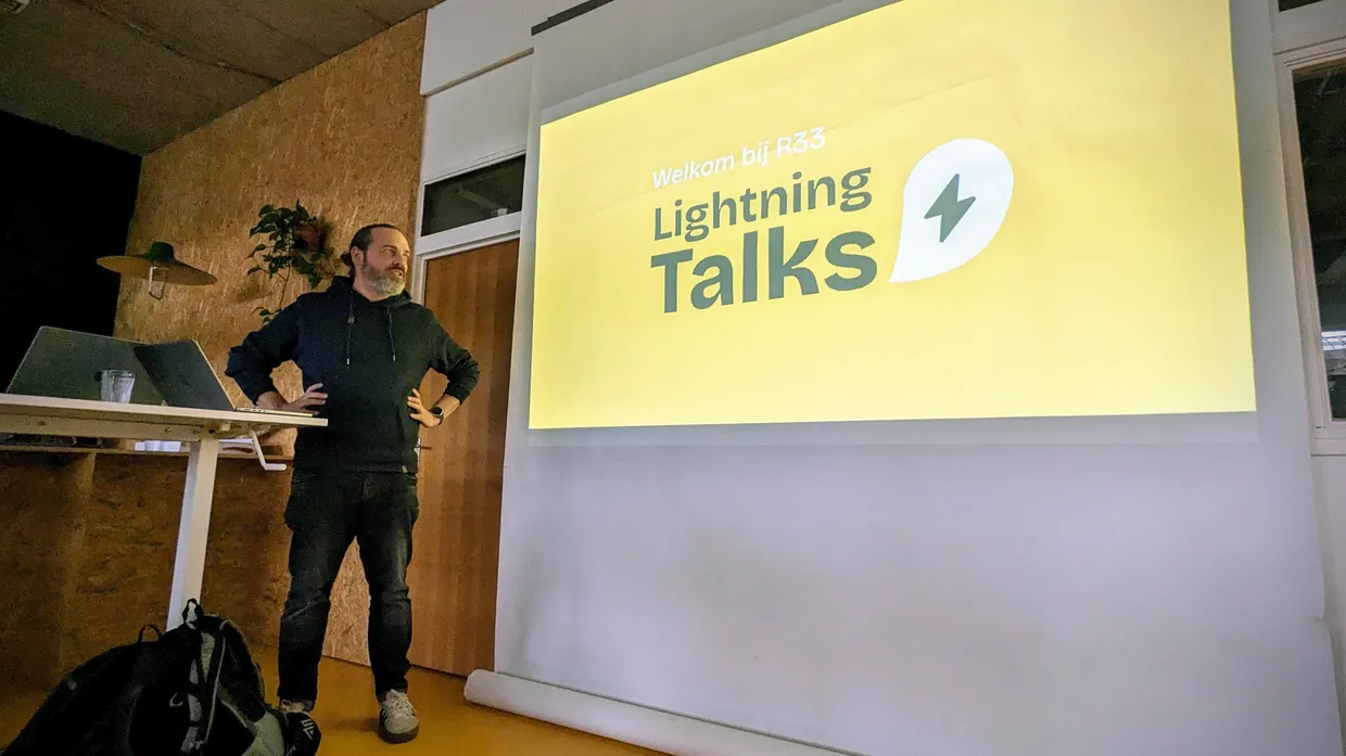 Dennis opent de Lightning Talks bij R33