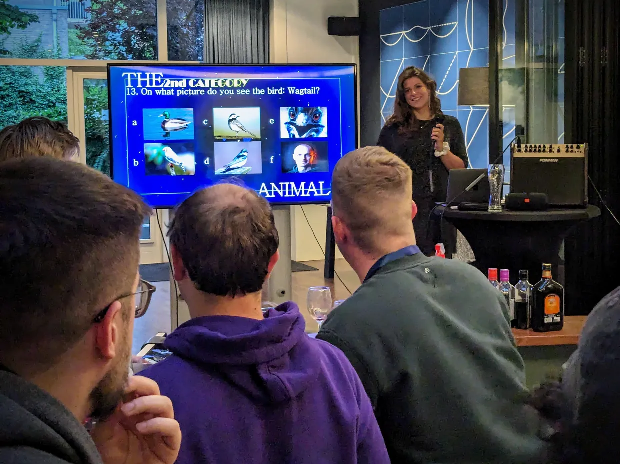 Elrieke presenting the pub quiz