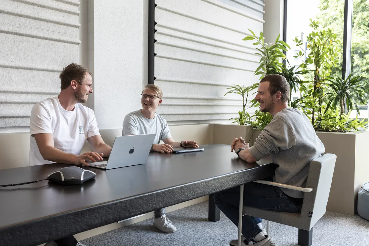 Gesprek in de vergaderruimte boven