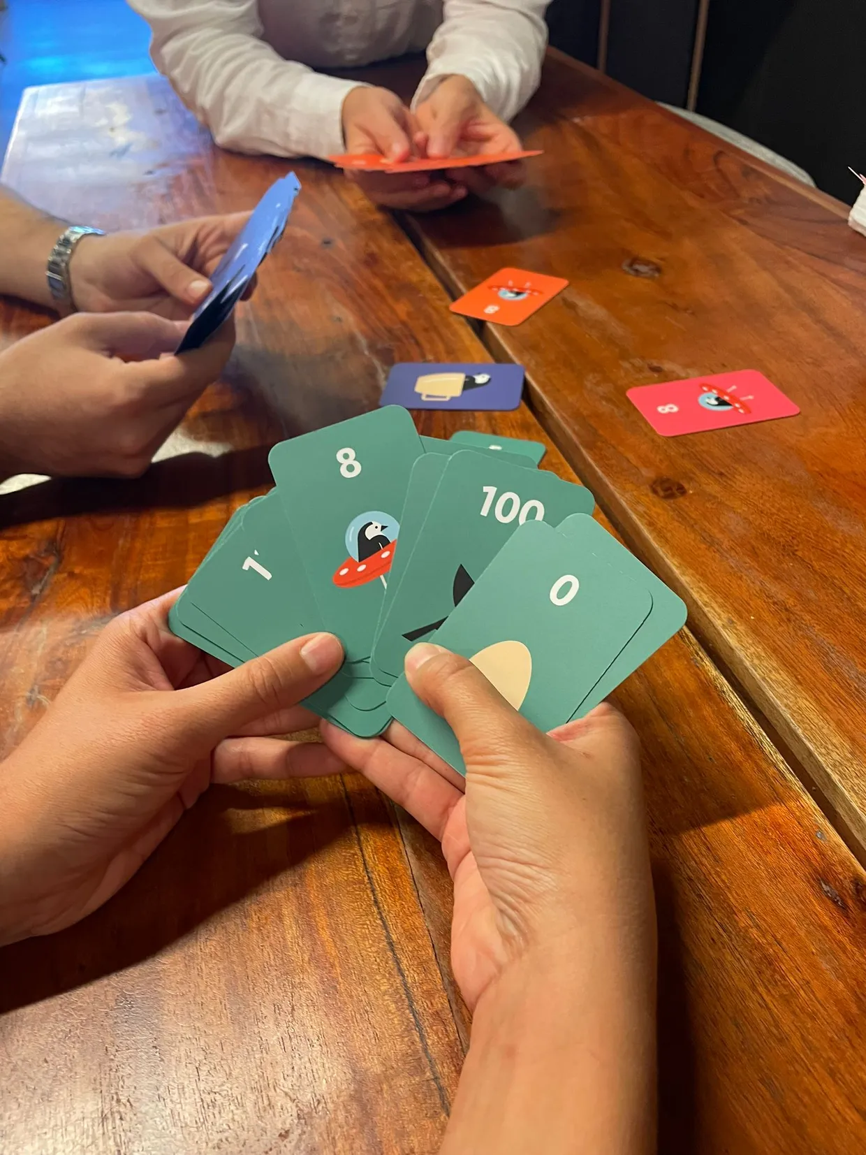 Een team van 4 personen speelt planning poker