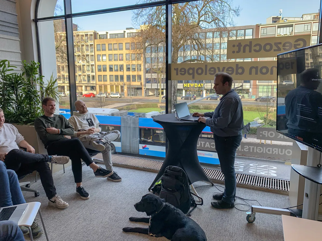 Bram Duvigneau spreekt bij Four Digits Academy