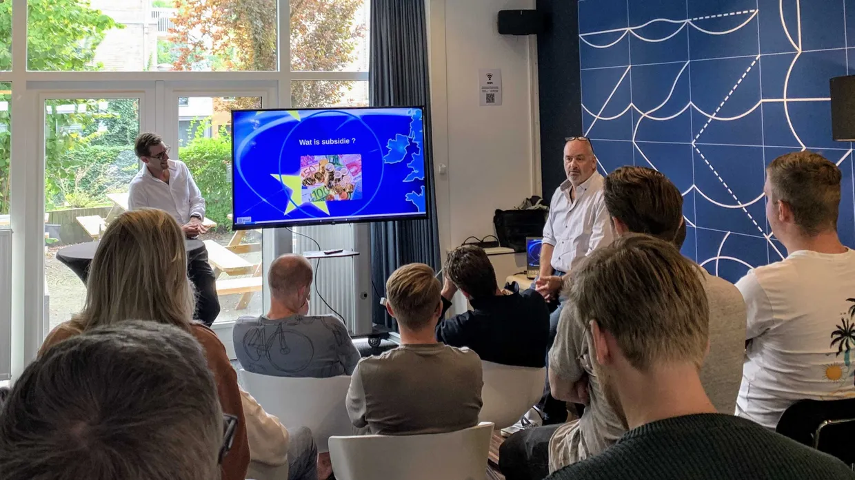 Rik van der Wel en Richie van den Broek geven een presentatie