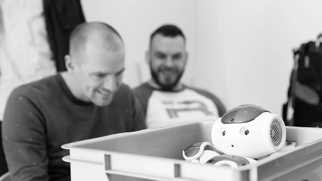 Robot Nao in zijn mandje. Foto door Tomas Middelweerdt