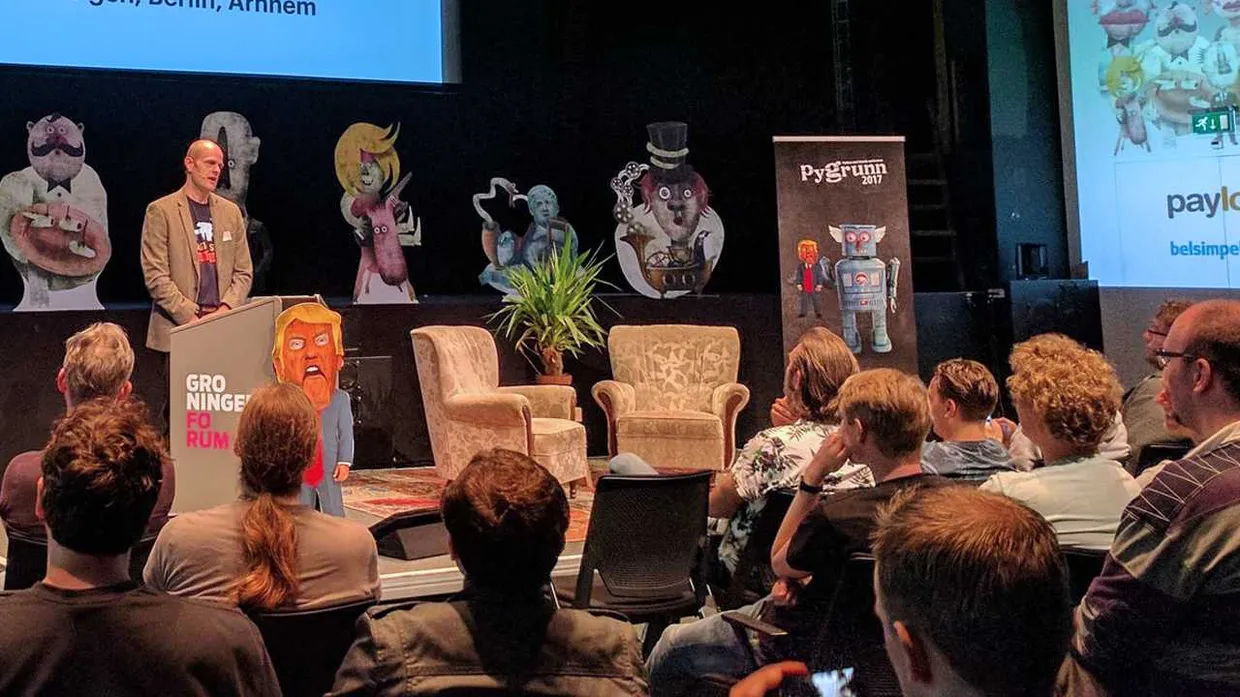 Kees Hink spreekt tijdens PyGrunn 'The Tale of Oscar and the API'