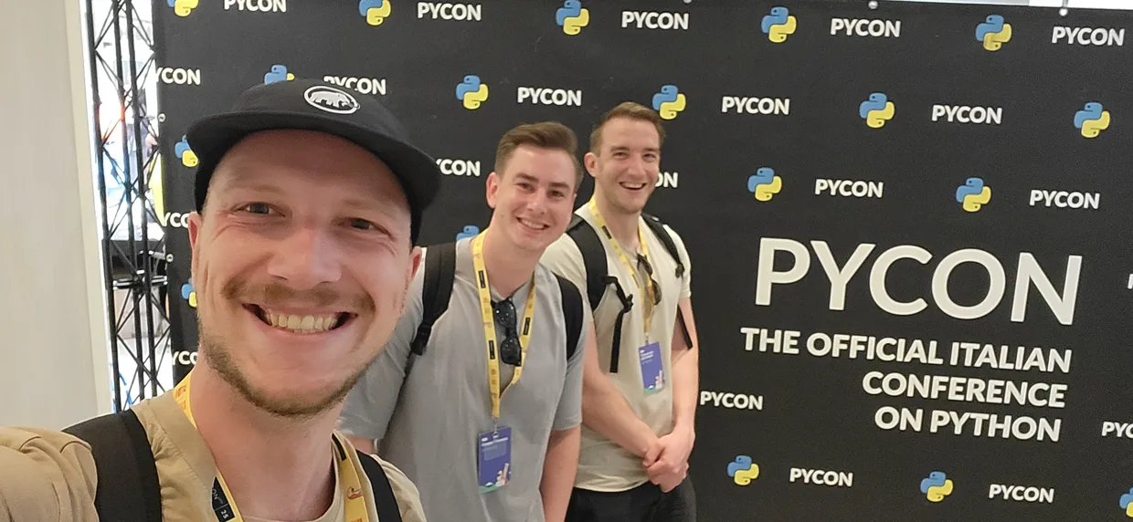 Selfie with Esper Casper and Thomas in fron of the PyCon Italy backdrop