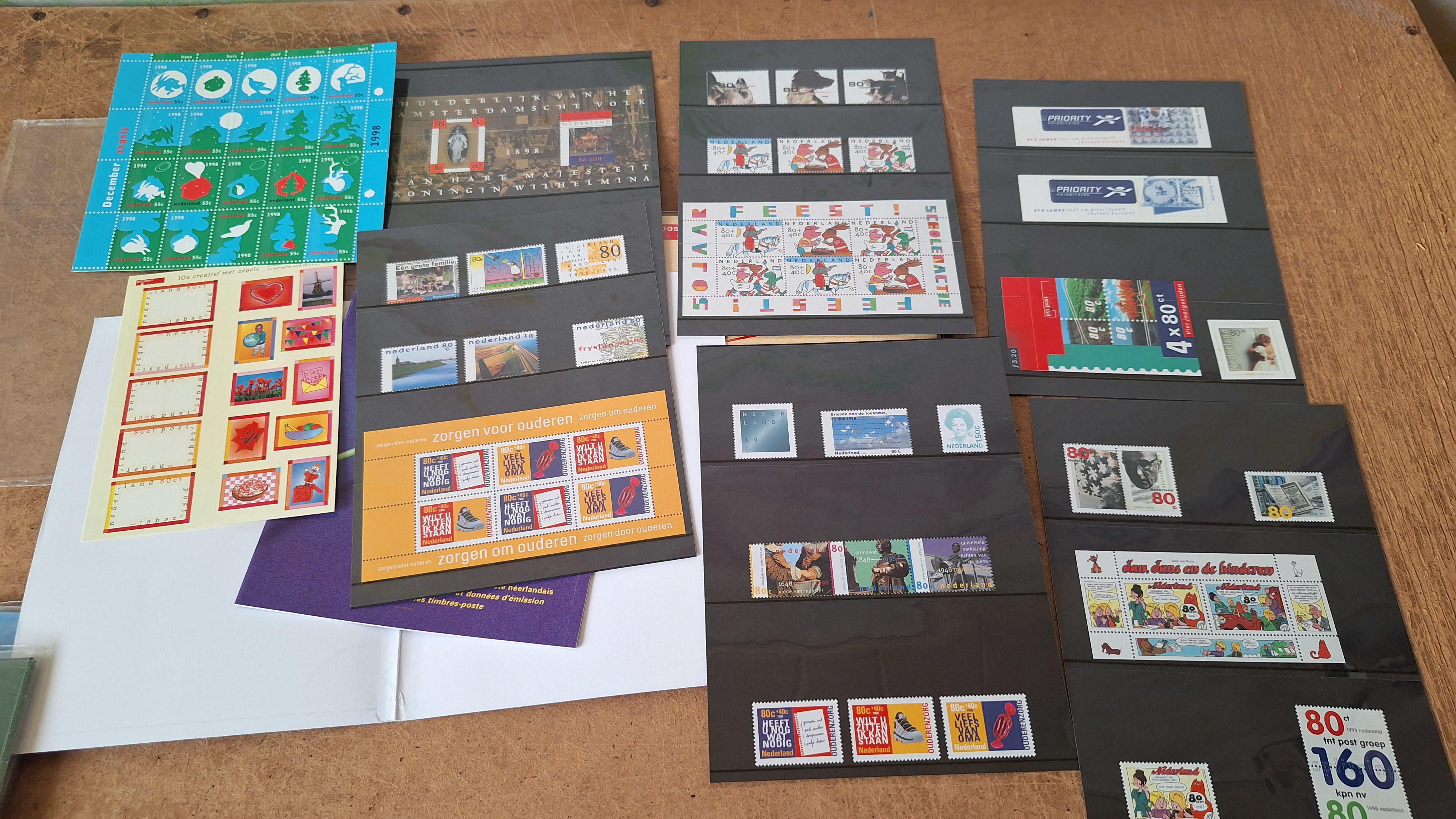 Set van twee Nederlandse jaarcollecties bijzondere postzegels 1997 en 1998 – foto 2 – kavel bij Goeiendeal