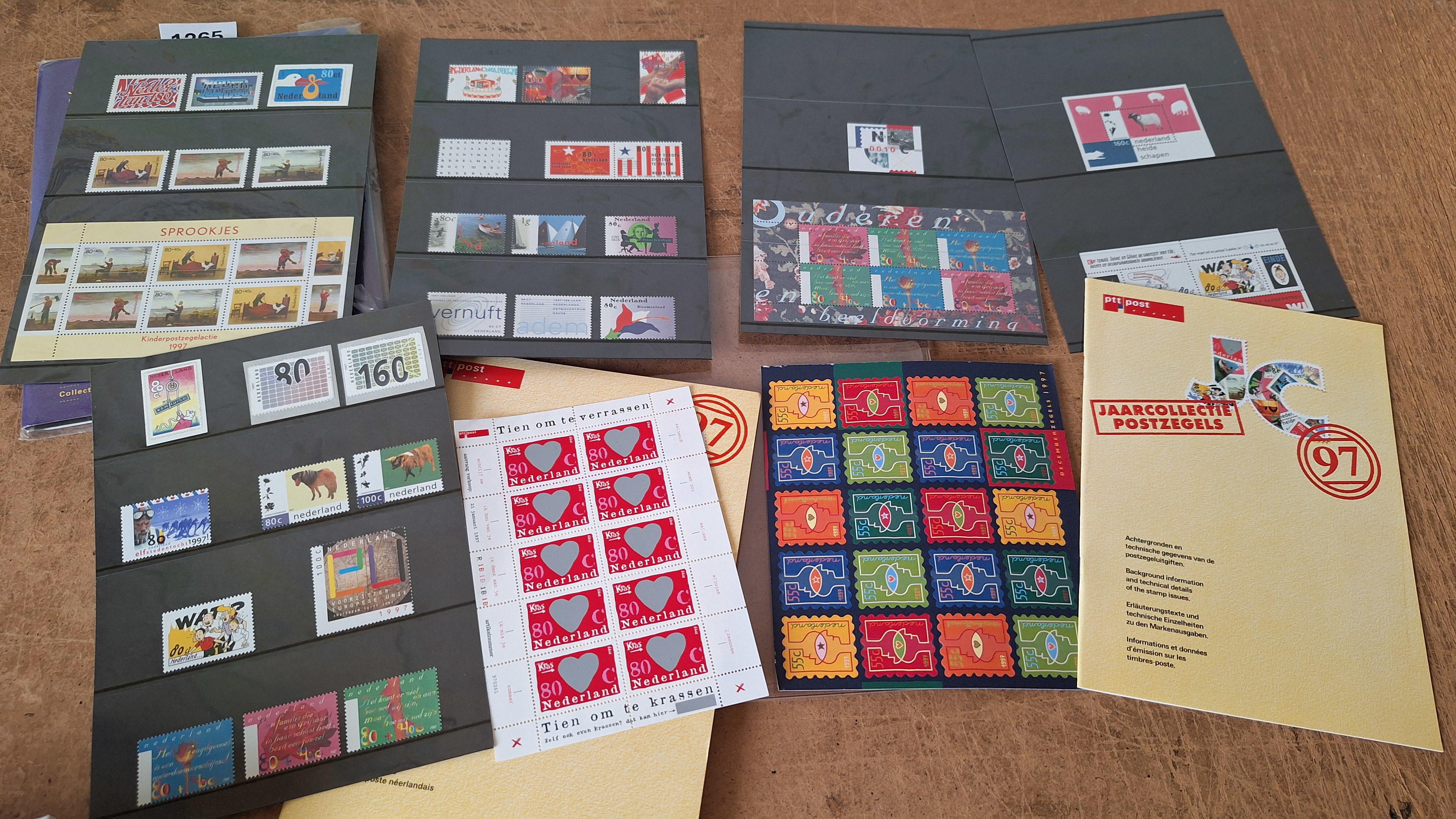 Set van twee Nederlandse jaarcollecties bijzondere postzegels 1997 en 1998 – foto 3 – kavel bij Goeiendeal