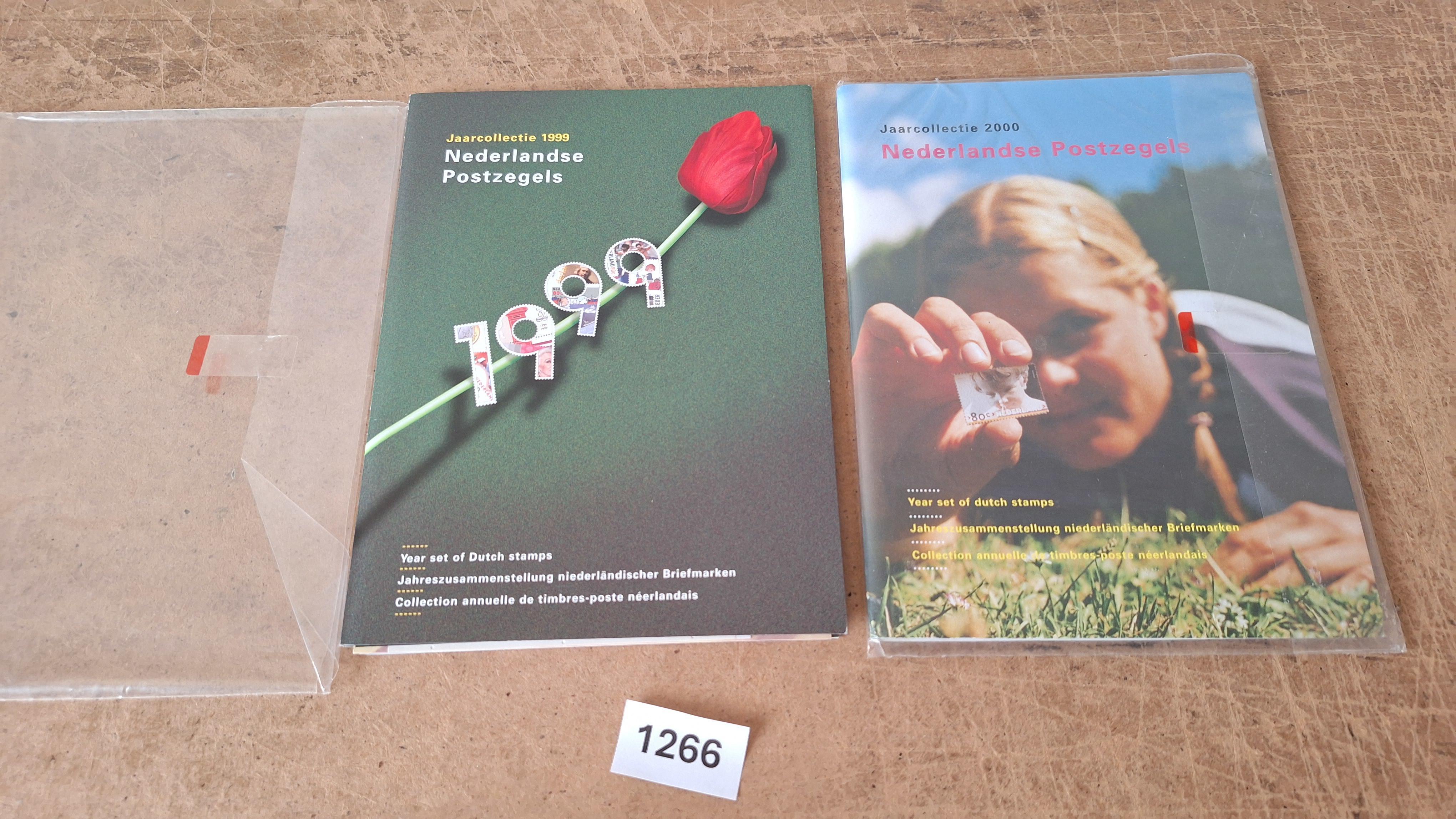 Set van twee Nederlandse jaarcollecties bijzondere postzegels 1999 en 2000 – kavel bij Goeiendeal
