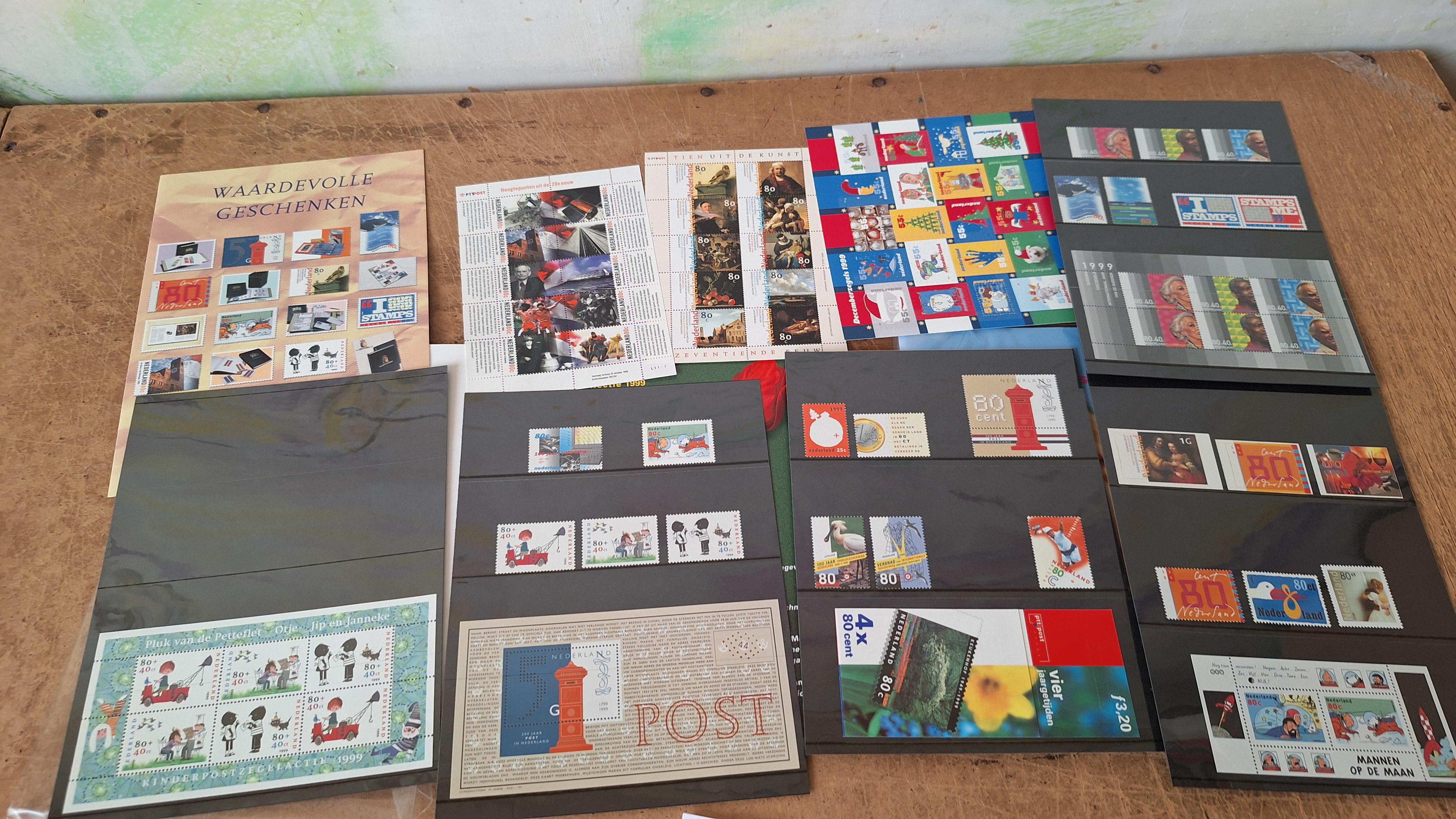 Set van twee Nederlandse jaarcollecties bijzondere postzegels 1999 en 2000 – foto 2 – kavel bij Goeiendeal