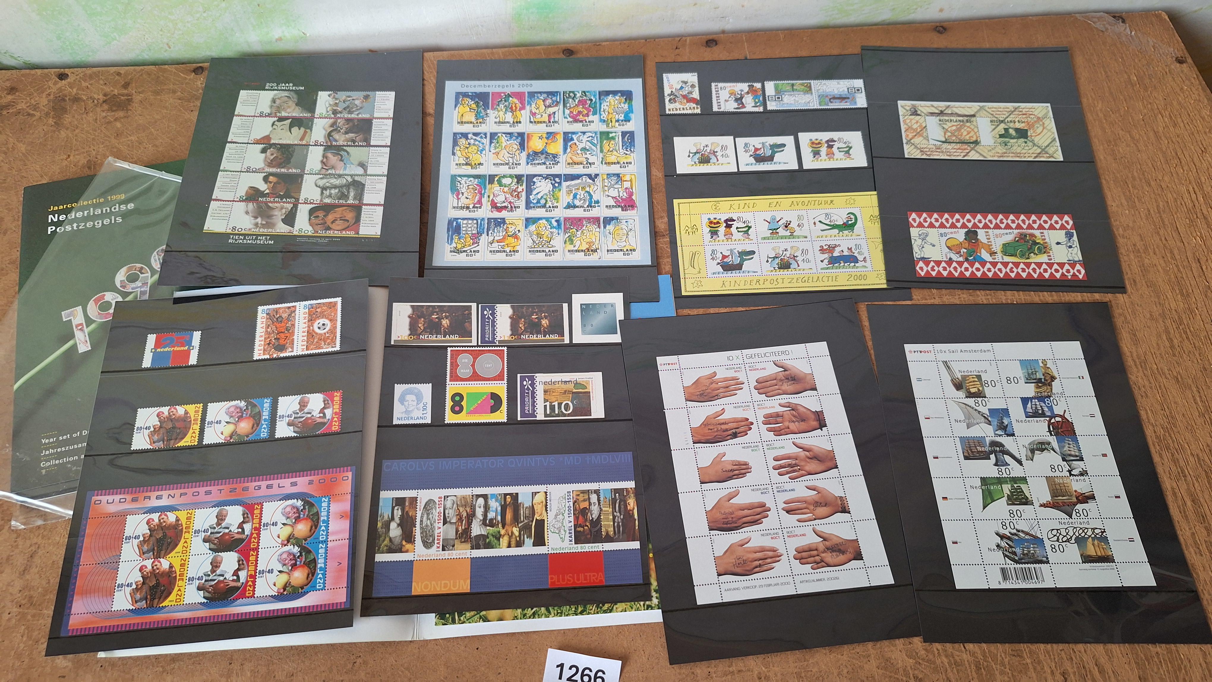 Set van twee Nederlandse jaarcollecties bijzondere postzegels 1999 en 2000 – foto 4 – kavel bij Goeiendeal