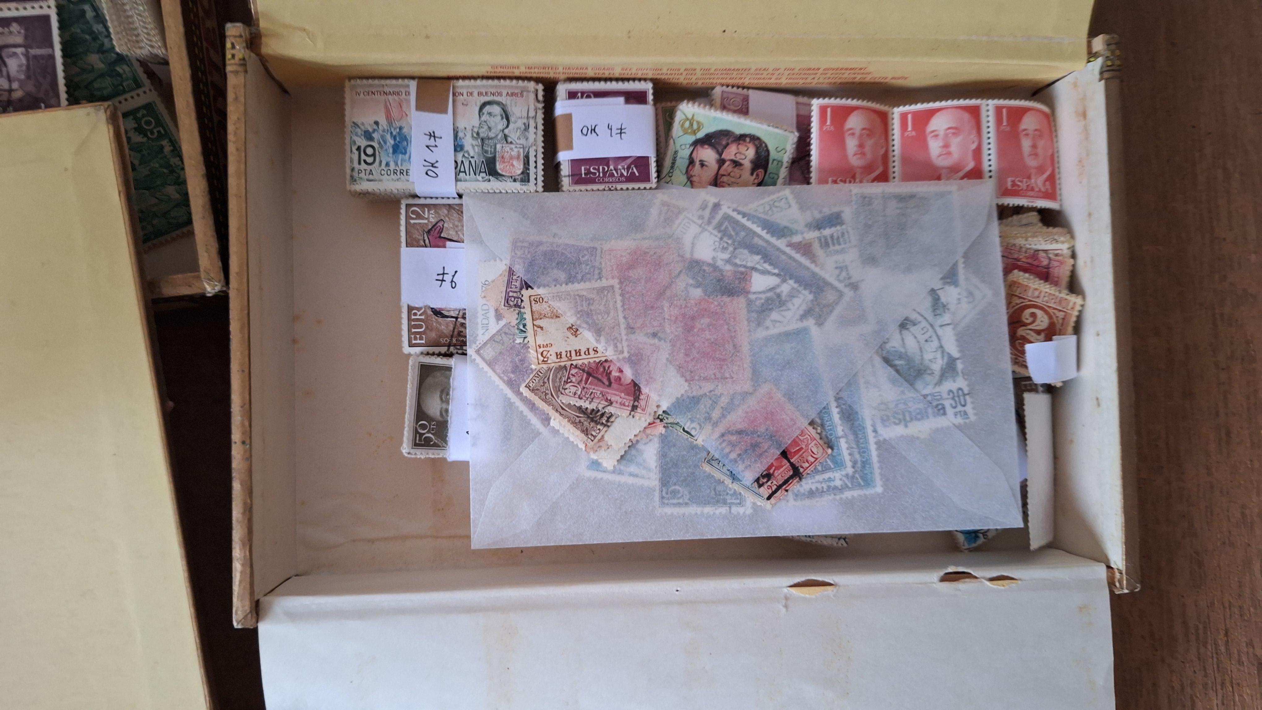 Sigarendozen met postzegels verschillende landen – foto 3 – kavel bij Goeiendeal