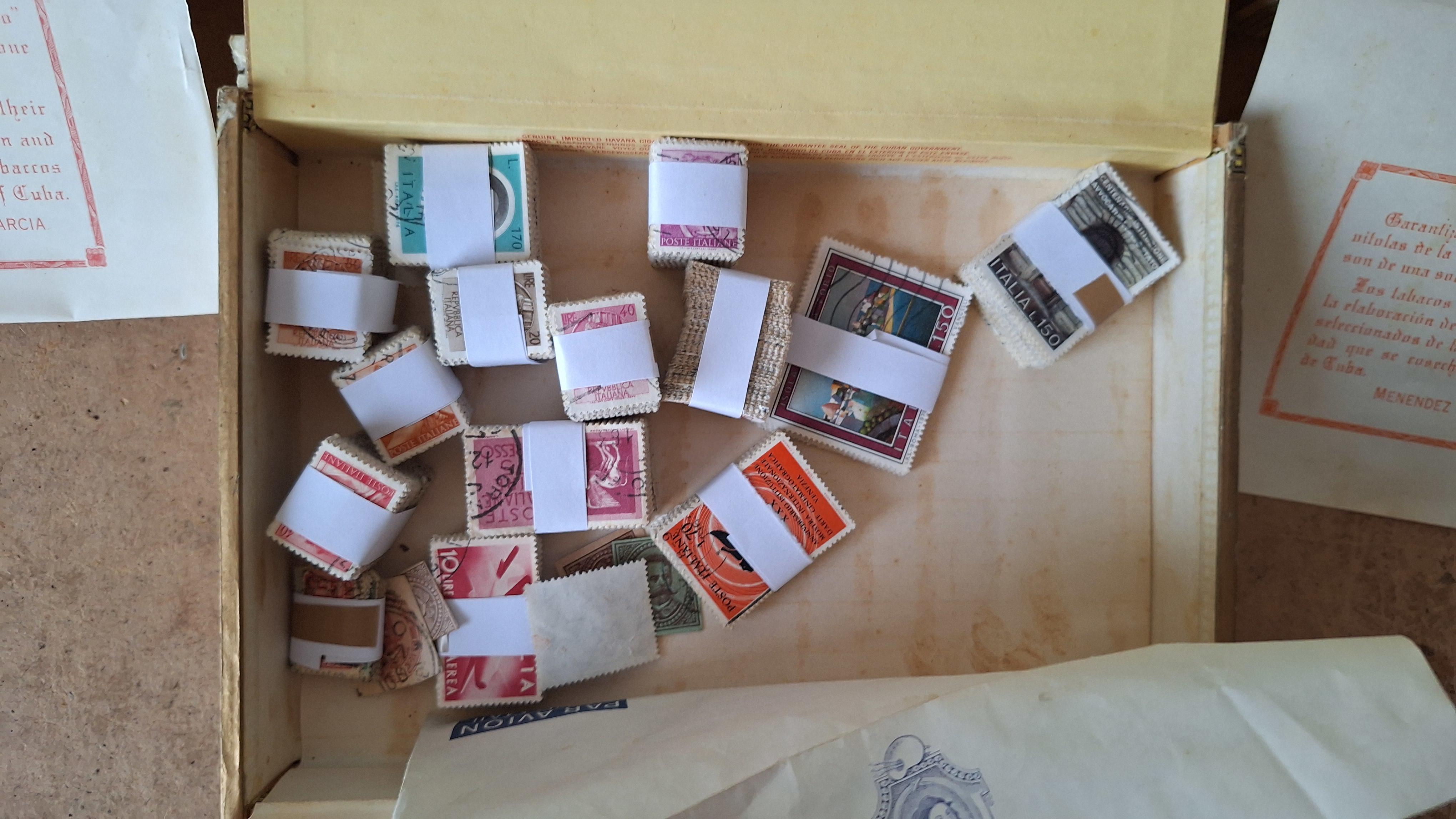 Sigarendozen met postzegels verschillende landen – foto 4 – kavel bij Goeiendeal