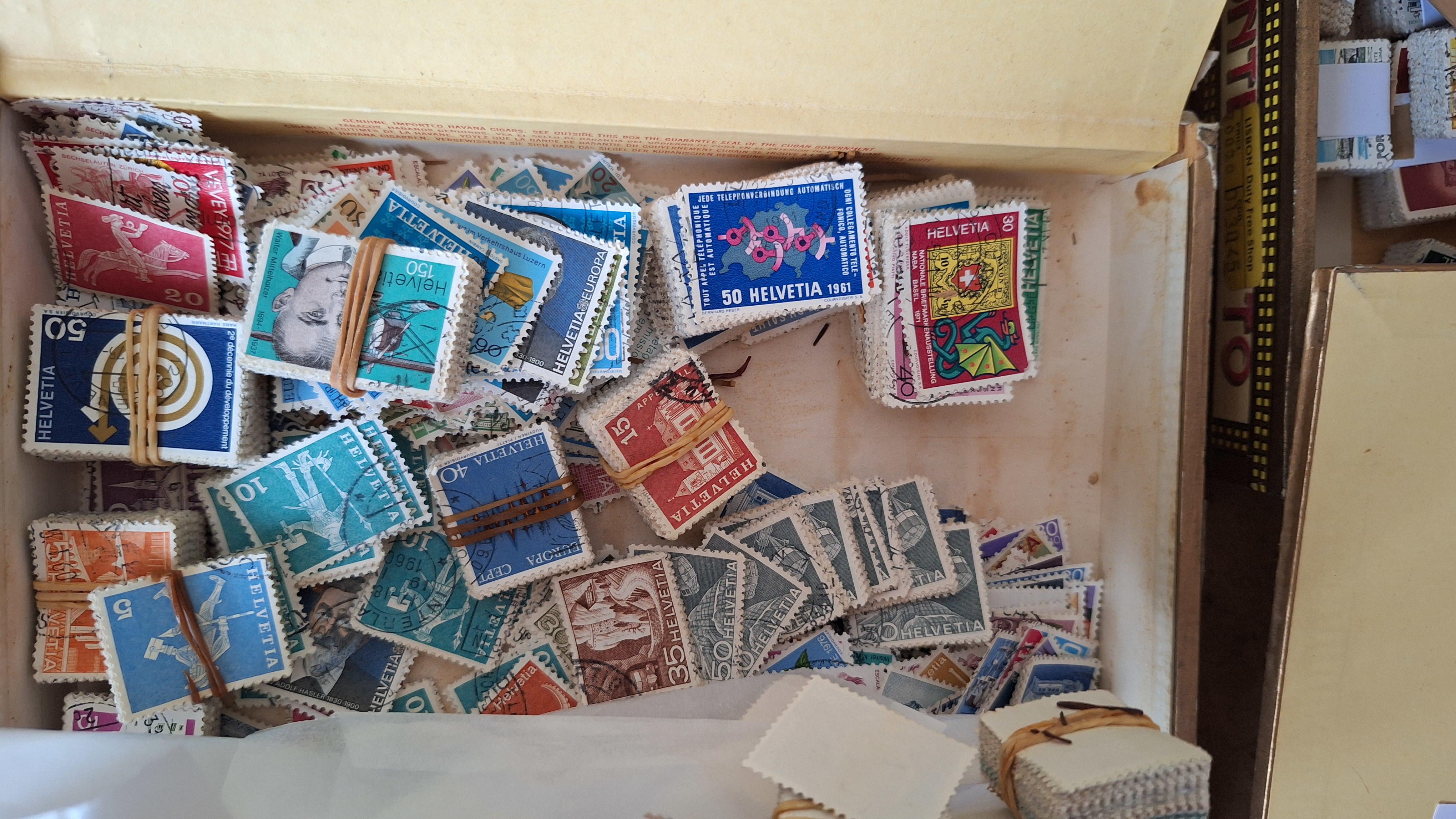 Sigarendozen met postzegels verschillende landen – foto 5 – kavel bij Goeiendeal