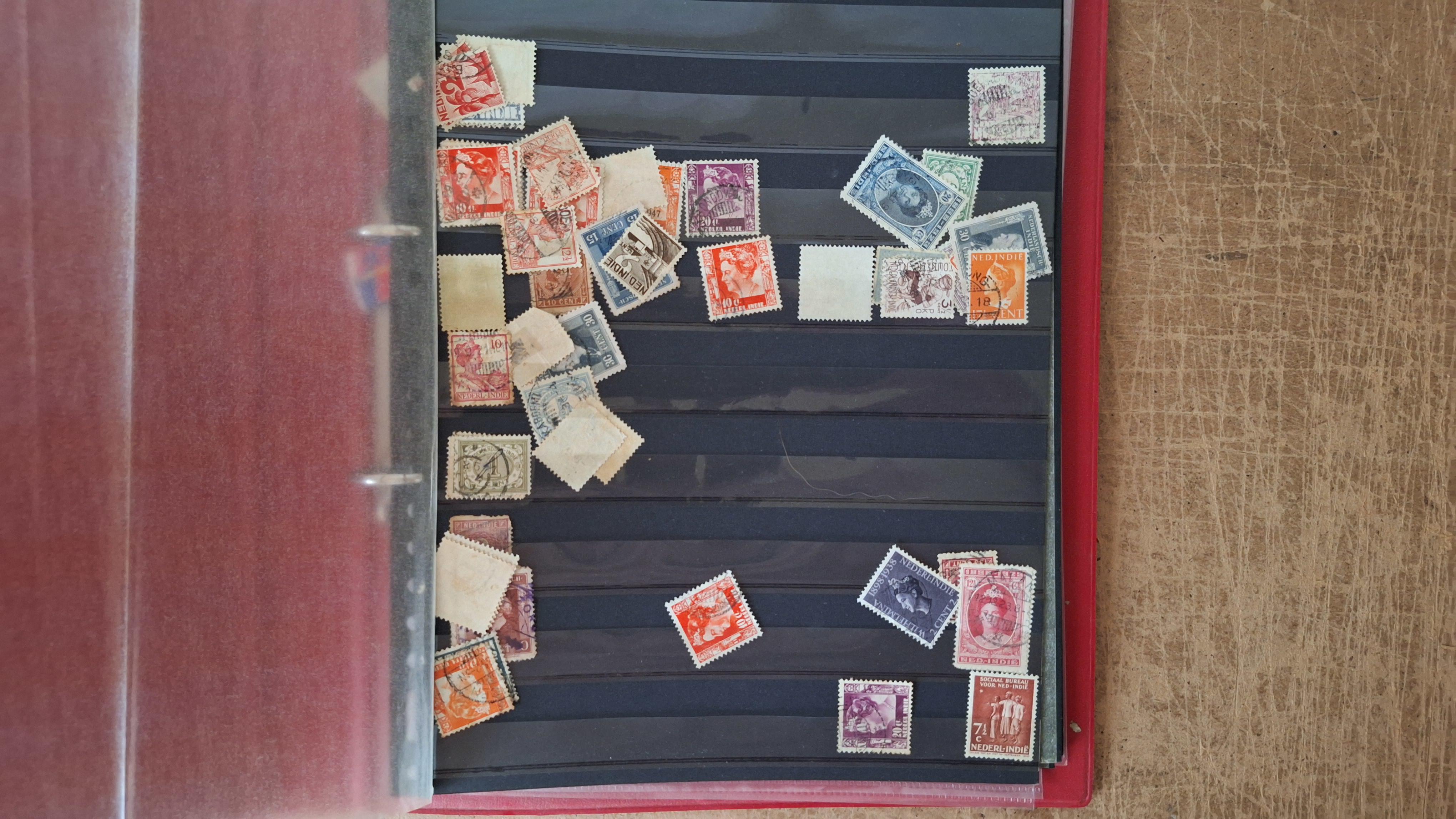 Postzegelmap met postzegels – foto 2 – kavel bij Goeiendeal