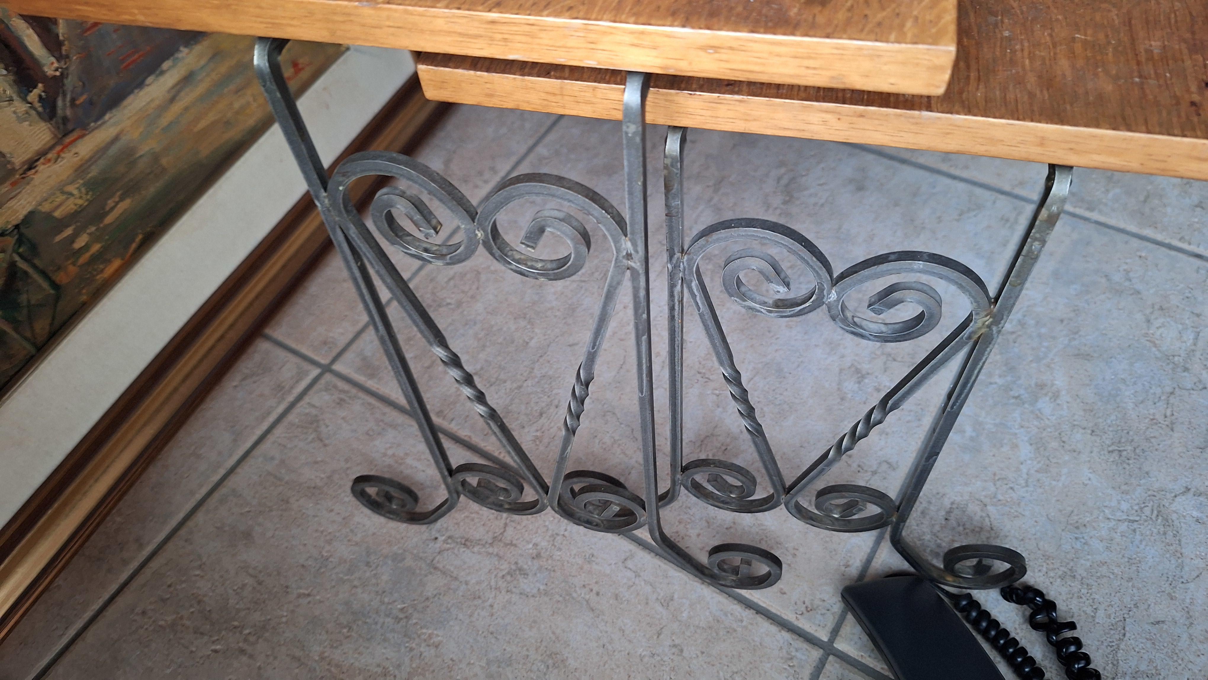 Bijzettafels (2 stuks) Set van twee houten nesttafels met metalen onderstel – foto 2 – kavel bij Goeiendeal, Houthalen-Helchteren