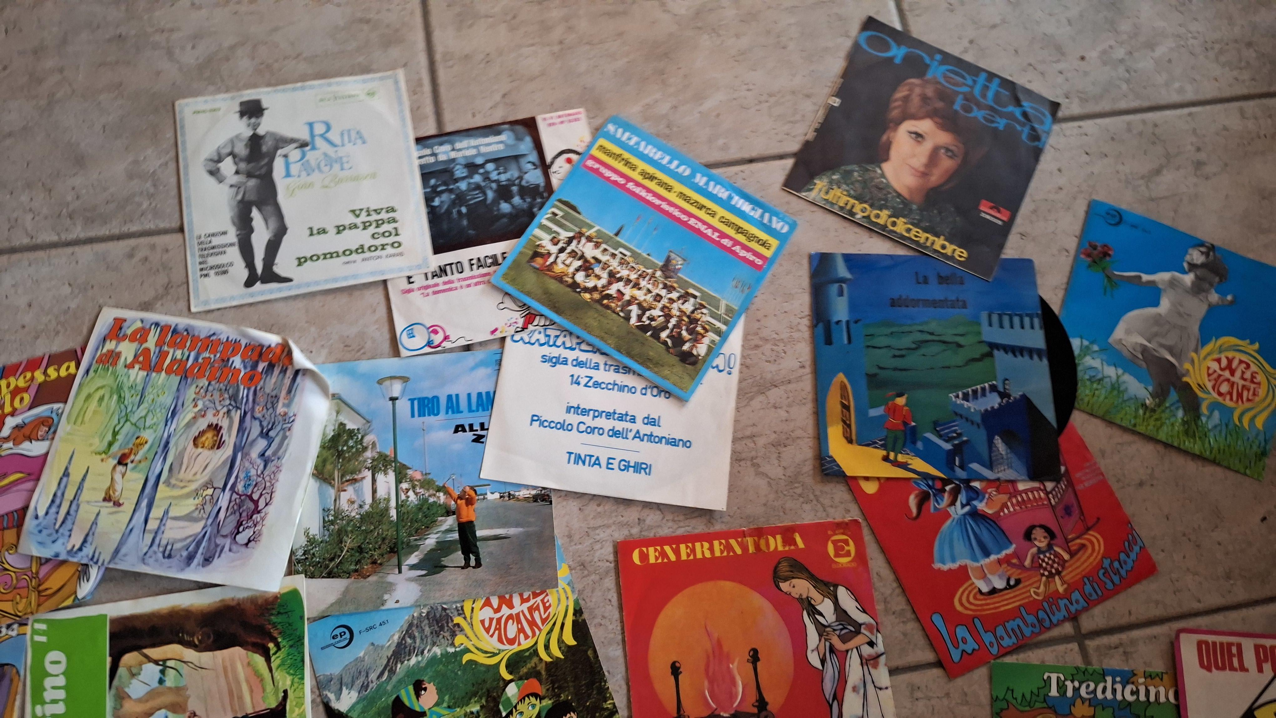 Collectie van ruim 20 vintage vinyl singles met voornamelijk Italiaanse muziek – foto 3 – kavel bij Goeiendeal, Houthalen-Helchteren