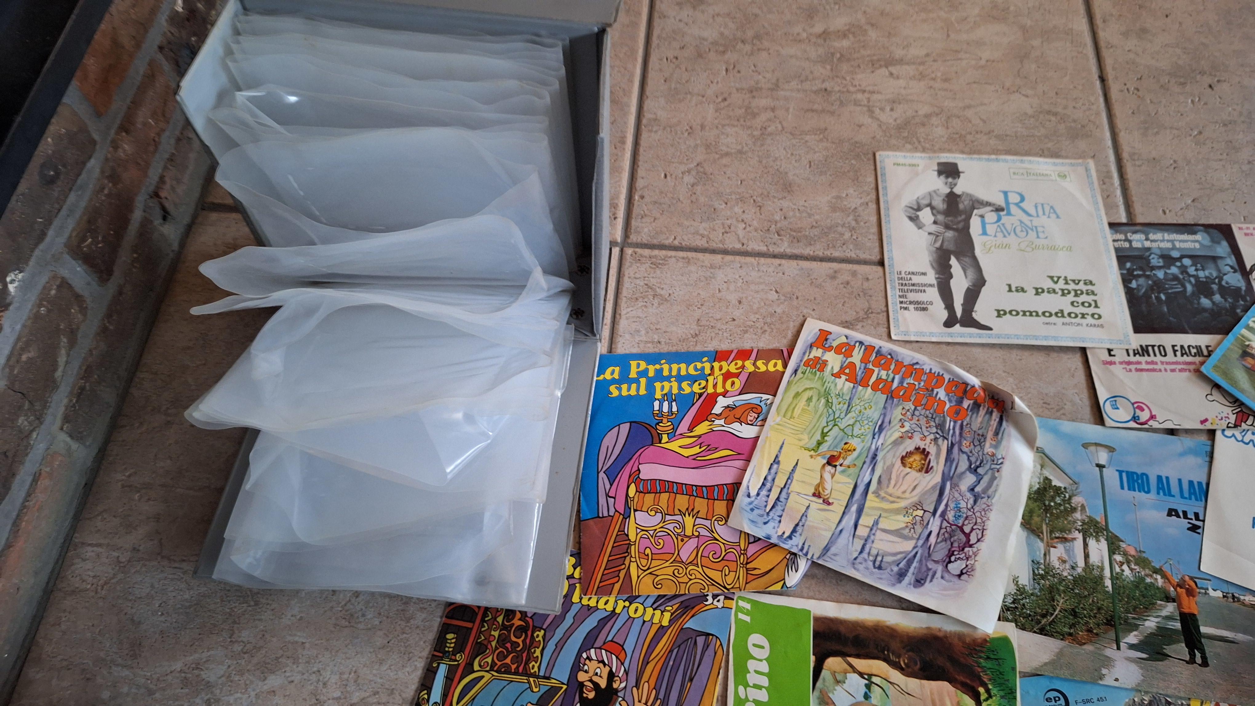 Collectie van ruim 20 vintage vinyl singles met voornamelijk Italiaanse muziek – foto 4 – kavel bij Goeiendeal, Houthalen-Helchteren