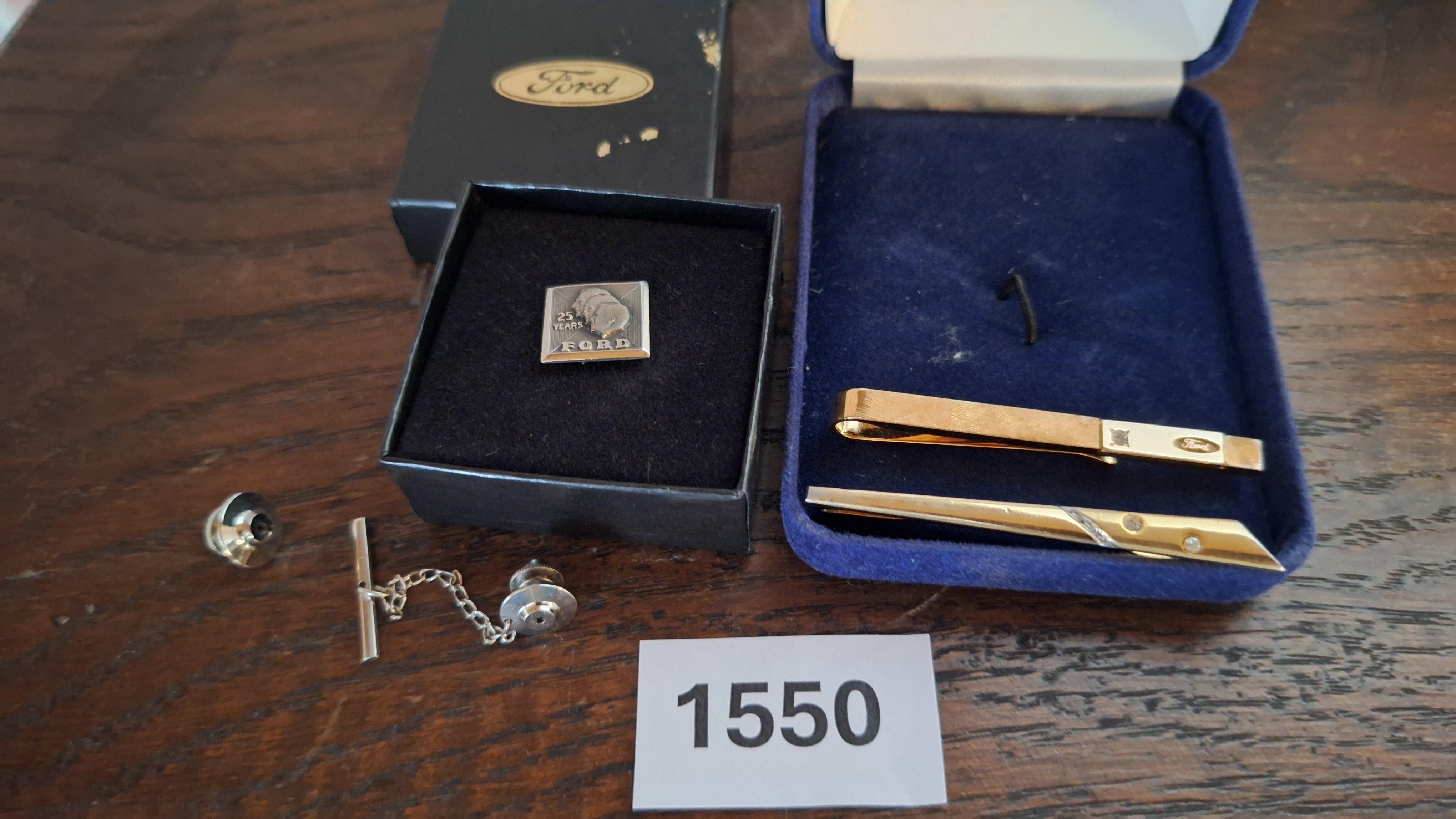 Set Ford accessoires met twee dasspelden en een jubileum reversspeld in originele doosjes – kavel bij Goeiendeal, Houthalen-Helchteren